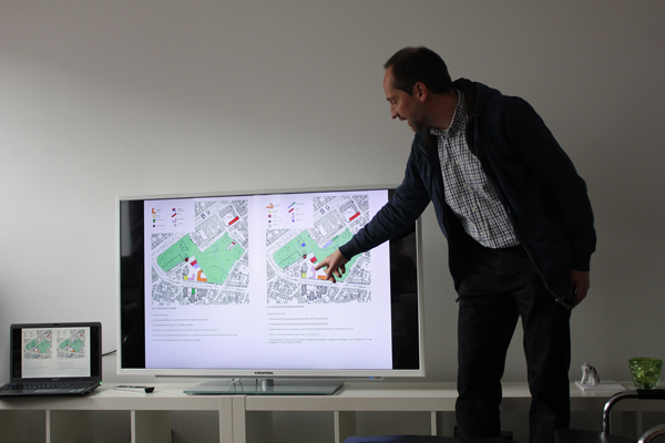 Benedikt Scholtissek von der Bürgerinitative erläutert die Planungen im Klingelpützpark © Aktion Klingelpützpark